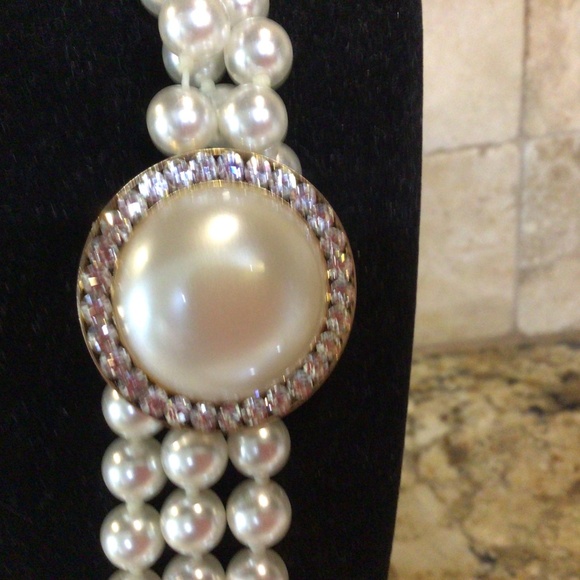 Beautiful three tier pearl necklace with a larger Pearl, surrounded by rhineston - Picture 2 of 5